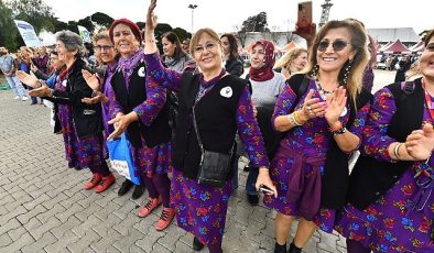 İzmir’de festival havasında Kadınlar Günü kutlaması “Bugün olmadığında eşitliği sağladık diyeceğiz”