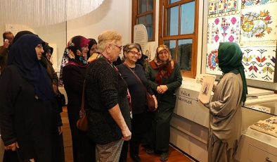 Kocaeli’nin 65 yaş üstü çınarları Yerel Kültür Müzesinde; Çocukluklarını hatırladılar